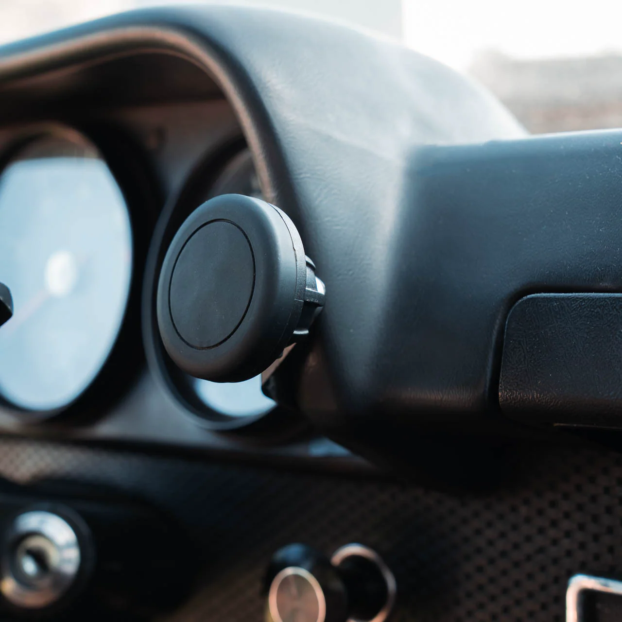 Rennline ExactFit Phone Mount for Porsche 914 (1970-76) - Image 4